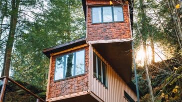 Cantilever section of the container house