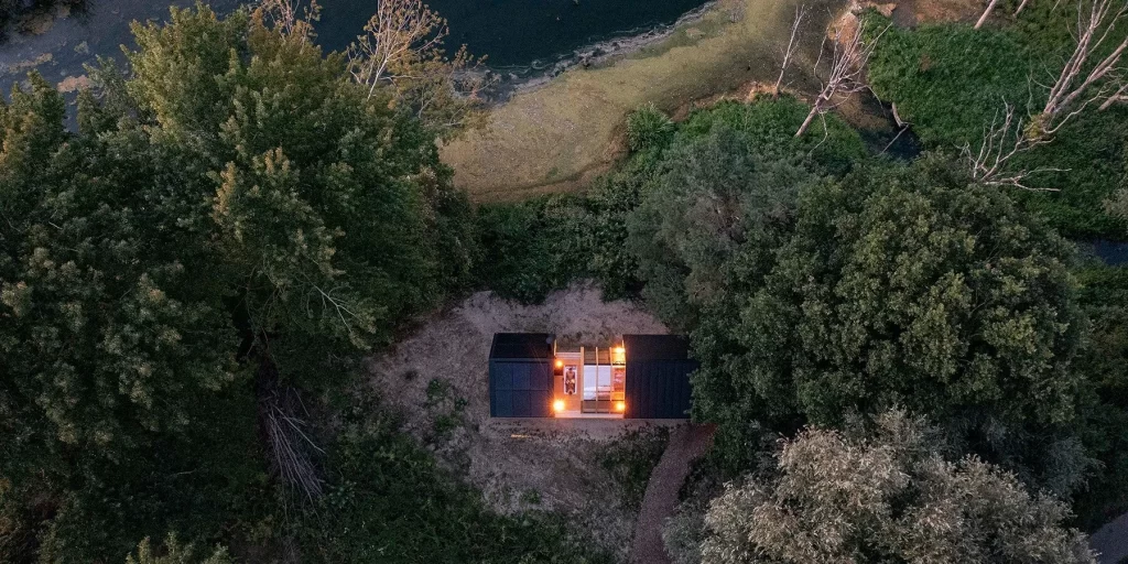 The Innovative Wooden Cabin: A Sliding Double-Shell Design by Caspar Schols 2 A well-insulated wooden cabin showcasing energy-saving features.