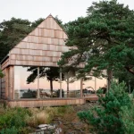 A stunning view of the Saltviga House seamlessly blending with the picturesque south coast of Norway.