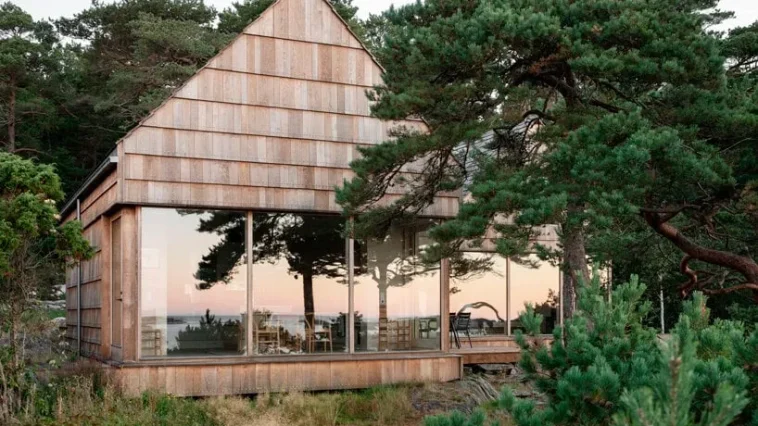 A stunning view of the Saltviga House seamlessly blending with the picturesque south coast of Norway.