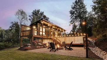 Explore our curated collection of modern shipping container homes. These innovative designs reimagine upcycled shipping containers into stylish, sustainable, and affordable residences.