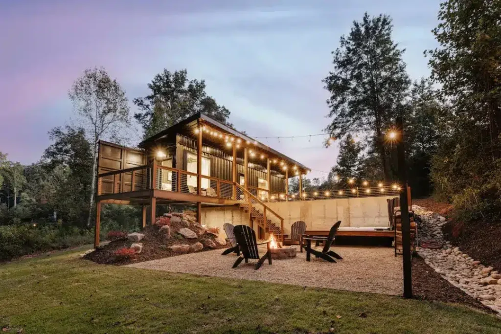 10 Creative Ideas for Modern Shipping Container Homes 12 A modern vacation home made out of recycled shipping container